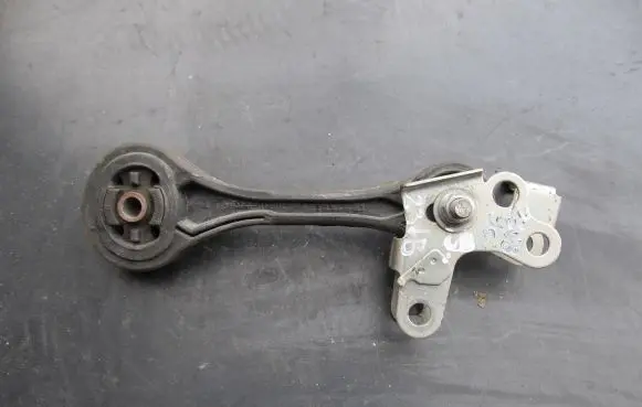 Subaru Impreza IV Engine mount bracket