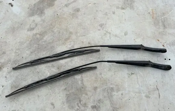 Volkswagen Transporter - Caravelle T5 Front wiper blade arm 7H1955410C 7H1955409C