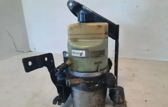 Ford Focus C-MAX Power steering pump 4M513K51