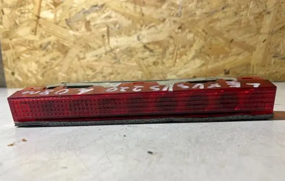 Lexus IS 220D-250-350 Third/center stoplight