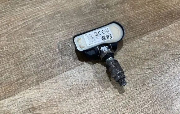 Mercedes-Benz C W205 Tire pressure sensor A0009050030 00943E93
