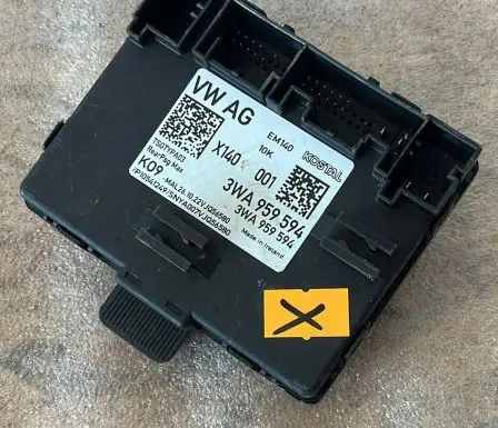 Volkswagen Tiguan Door control unit/module 3WA959594