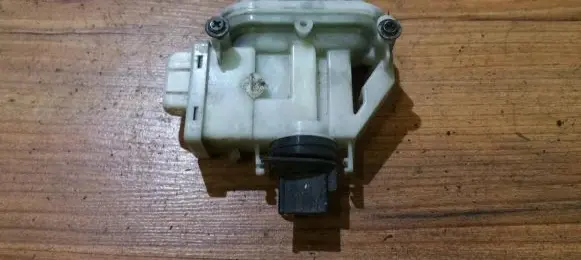 Volkswagen PASSAT B3 Central locking vacuum pump 357862153c