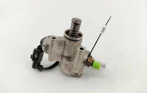 Audi A3 S3 8P Fuel injection high pressure pump 03C127025R