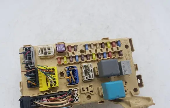 Toyota Corolla Verso AR10 Fuse module 892210F020 07052920110402 905766