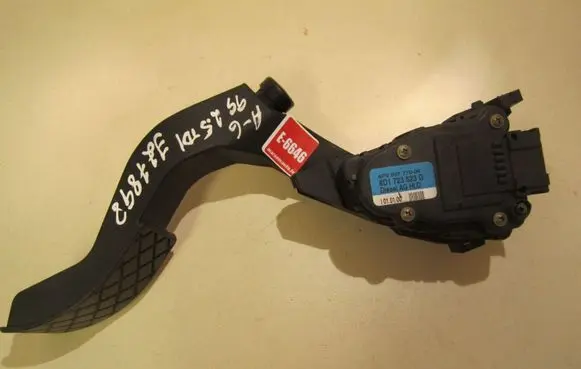 Audi A6 S6 C5 4B Accelerator throttle pedal 8D1723523G
