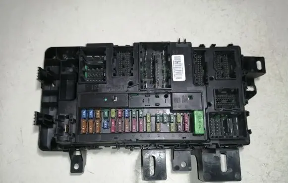 Ford Mustang VI Fuse module FR3T15604BG FR33T15604