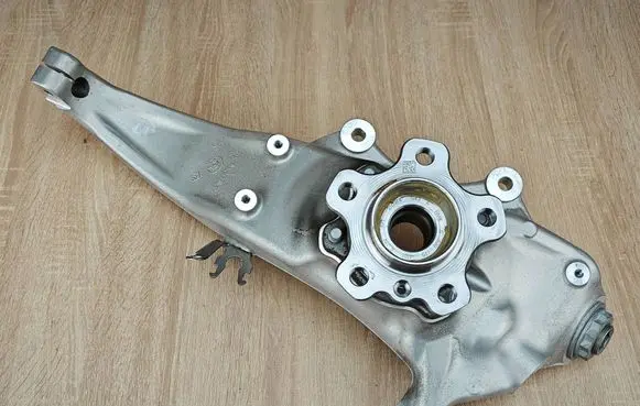 BMW 8 G16 Front wheel hub 6884385