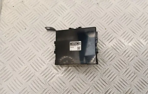 Toyota Avensis T270 Power management control unit 8969005020 MB1028500031
