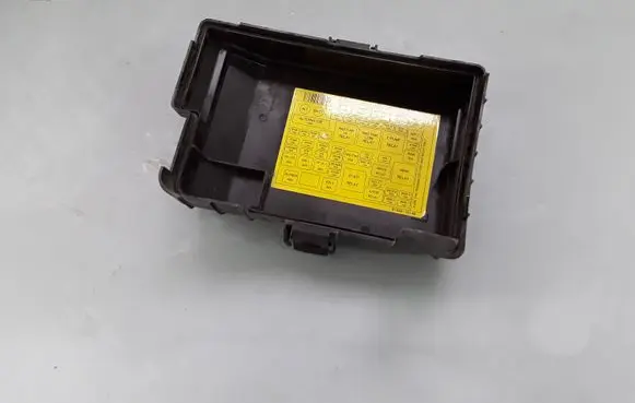KIA Carens II Fuse box cover 919501D140