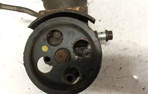 Toyota Avensis Verso Power steering pump u81