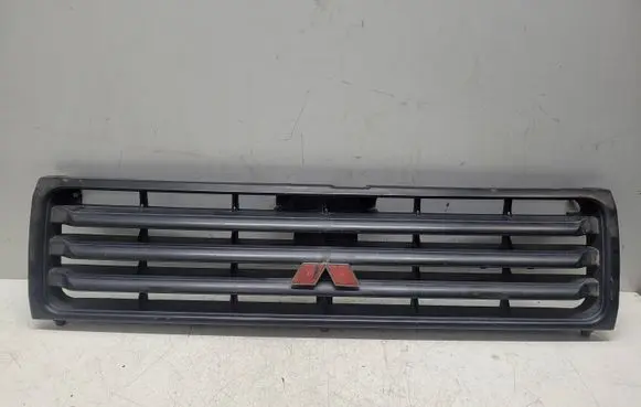 Mitsubishi Pajero Front bumper upper radiator grill