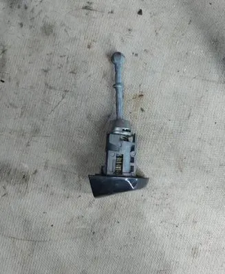 Citroen C4 Cactus Front door lock (next to the handle) 
