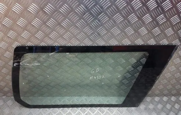 Mitsubishi Pajero Rear side window