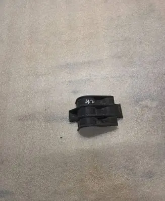 Audi A8 S8 D2 4D Intercooler pipe mounting bracket 077121095A
