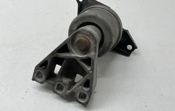 Volkswagen Transporter - Caravelle T5 Engine mounting bracket 7E0199207