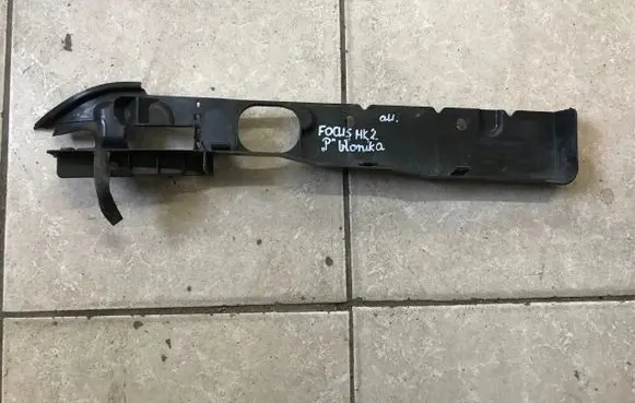 Ford Focus Fender mounting bracket 4M51A02476A