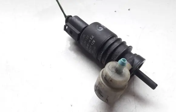 Volkswagen Golf IV Windscreen/windshield washer pump