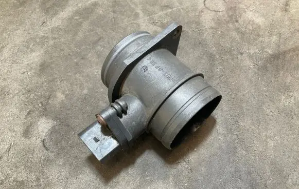 Volkswagen Golf V Mass air flow meter 038906461B 0281002531