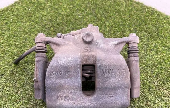 Volkswagen PASSAT B8 Front brake caliper 6799