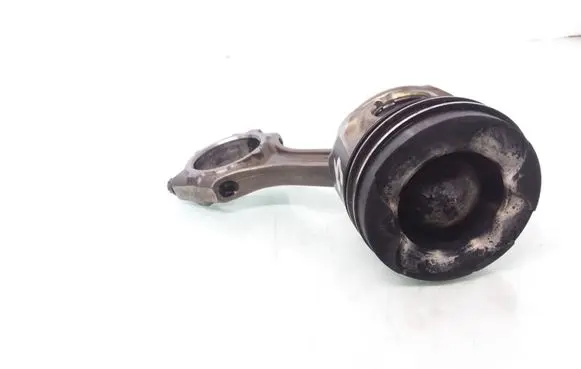 Toyota Avensis T250 Piston with connecting rod