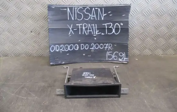 Nissan X-Trail T30 Glove box 6847501U10