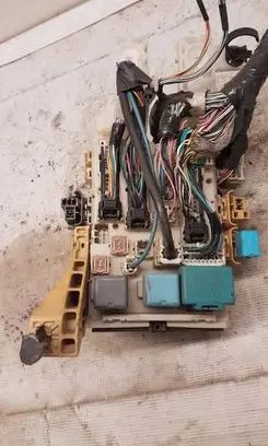 Toyota Yaris Fuse module 8273052321