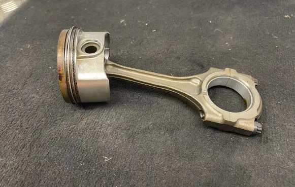 Lexus CT 200H Piston with connecting rod