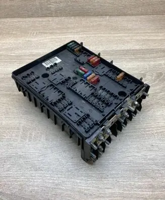 Volkswagen Golf V Fuse module 1K0937124H