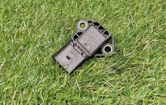 Volkswagen Jetta VI Air pressure sensor 03G906051E 0281002977