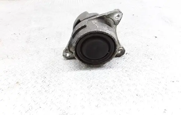 Honda FR-V Engine mount bracket