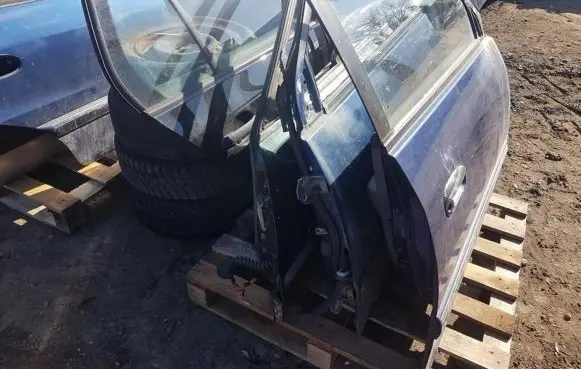 KIA Carens I Front door melynos