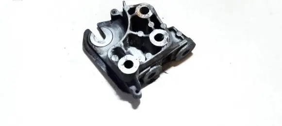 Engine mounting bracket