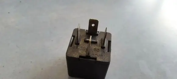 Volkswagen PASSAT B5.5 Other relay 8D0951253A