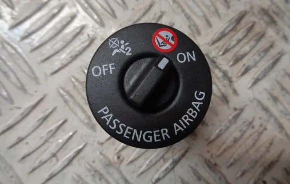 Dacia Duster II Passenger airbag on/off switch 681995290R