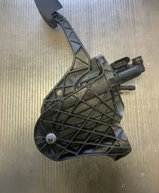 Volkswagen PASSAT B7 Clutch pedal 1K0721796K