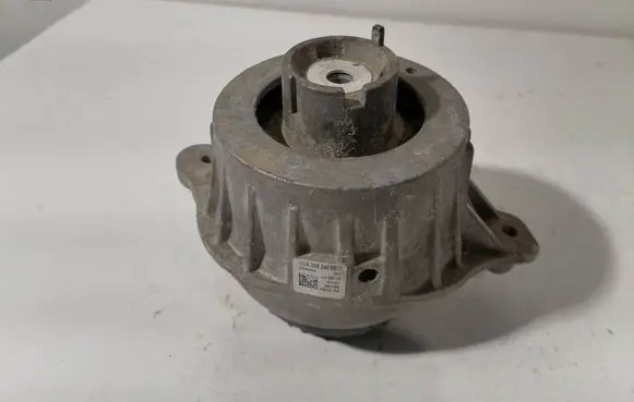 Mercedes-Benz C W205 Engine mount bracket A2052406617 ZGS003