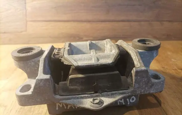 Ford Mondeo Mk III Engine mount bracket