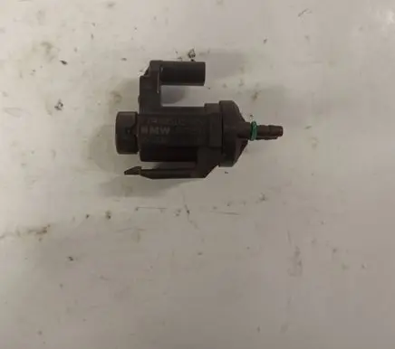 BMW 5 F10 F11 Vacuum valve 70478502