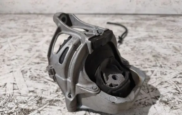 Audi A5 Engine mount bracket 782215147917