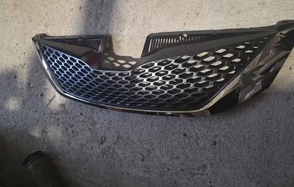 Toyota Sienna XL30 III Front bumper upper radiator grill 5310108120