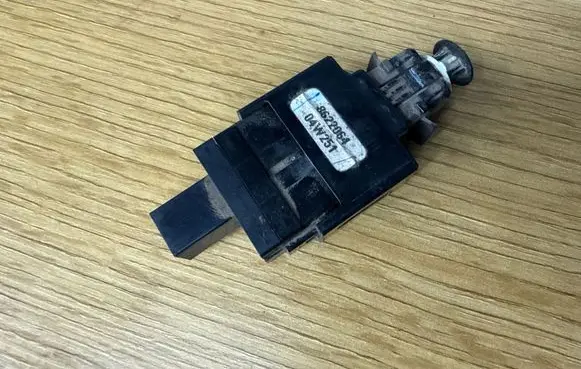 Volvo XC70 Brake pedal sensor switch 8622064