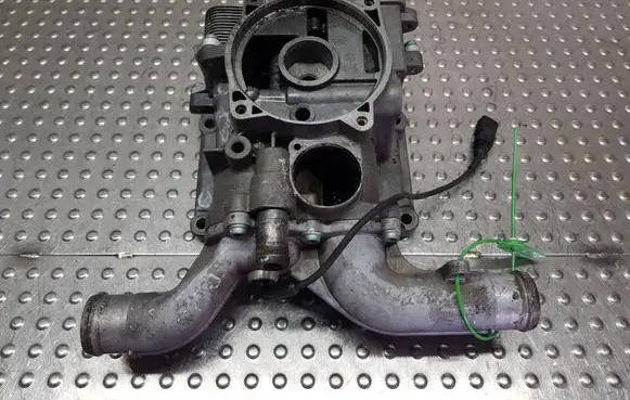 Volkswagen Touareg I Oil filter mounting bracket S26371034 07Z115389D