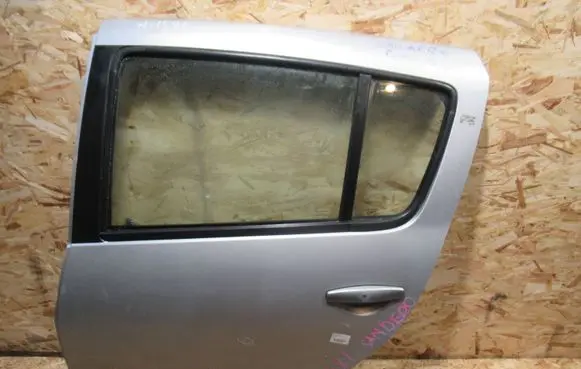 Dacia Sandero Rear door
