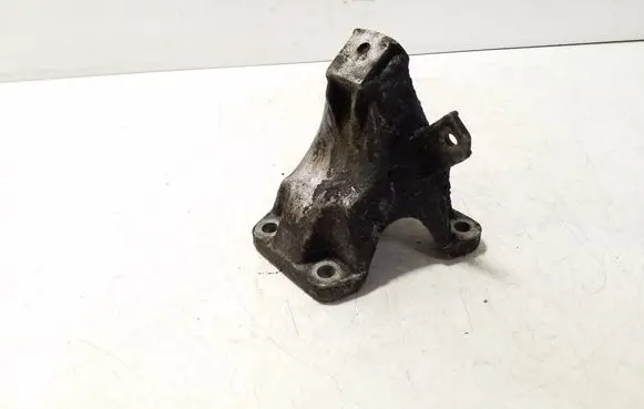Engine mounting bracket