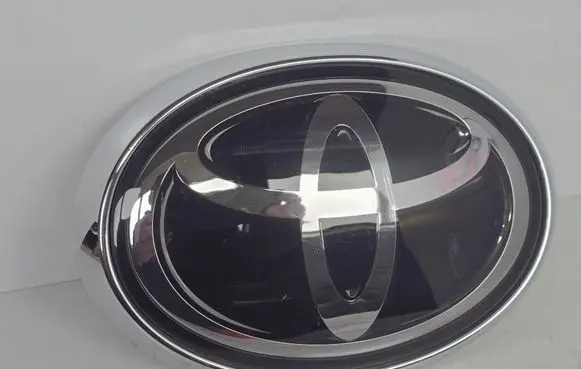 Toyota Hilux VIII Manufacturer badge logo/emblem 531270K260 5314171010