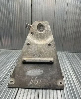 BMW 5 E60 E61 Engine mounting bracket 6761112 24168110