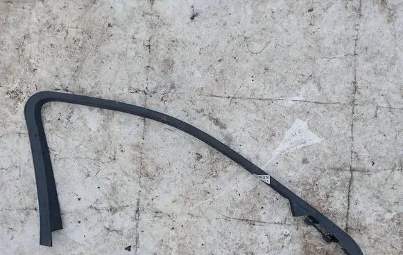 Mercedes-Benz C AMG W204 Front door glass trim molding a2047250171