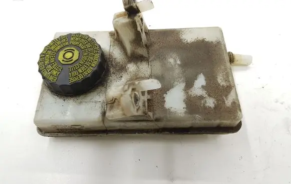 Brake fluid reservoir