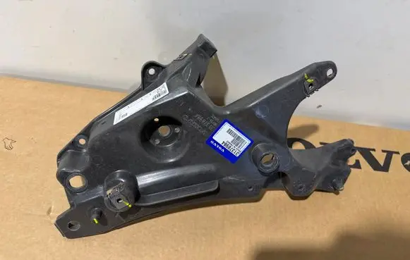 Volvo S90, V90 Fender mounting bracket 31378984